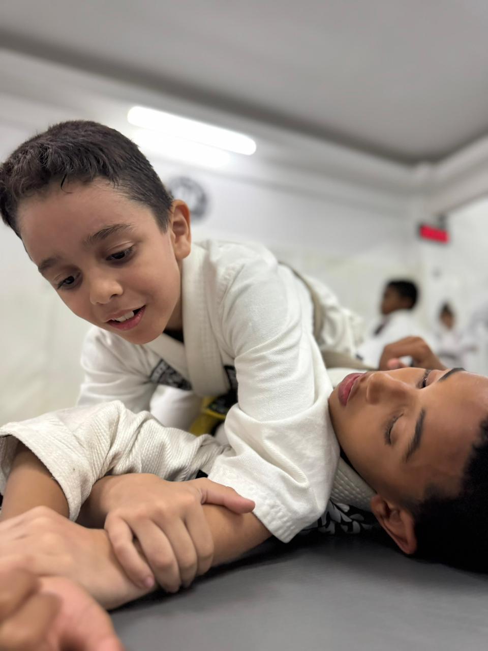 Treino de alunos no tatame da BAZE